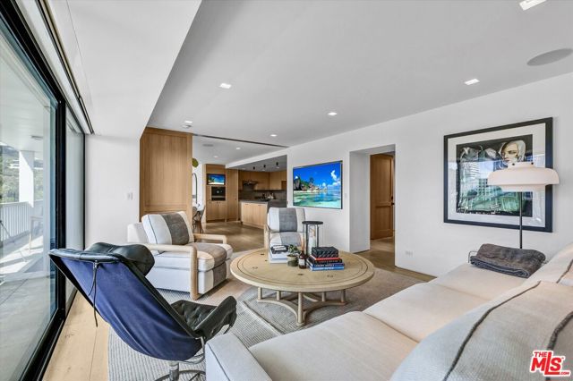 999 N Doheny Drive, West Hollywood CA: https://media.crmls.org/mediaz/0885ce6e-3864-4a4f-9b8d-a58f93c6e37f.jpg
