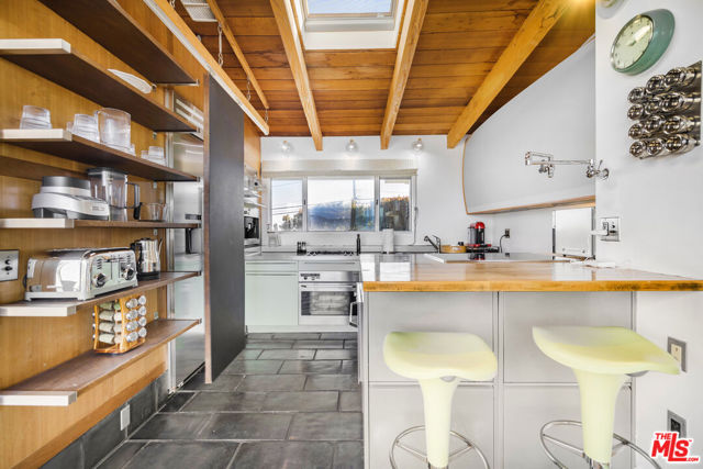 7275 Mulholland Drive, Los Angeles CA: https://media.crmls.org/mediaz/08867983-622d-4d3c-9d96-ac0449652113.jpg