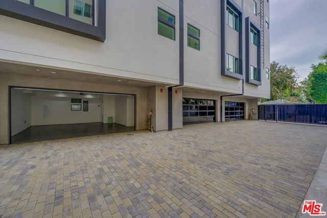 4422 S Riley Drive, Los Angeles CA: https://media.crmls.org/mediaz/08869a21-c1fc-41da-9cdc-765f085074e8.jpg