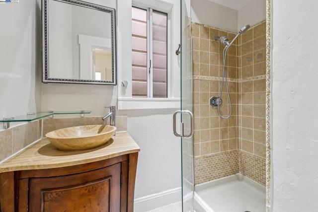 545 Central Ave, Alameda CA: https://media.crmls.org/mediaz/0886c543-0dc8-45ab-9d9c-f3c3df6f75c6.jpg