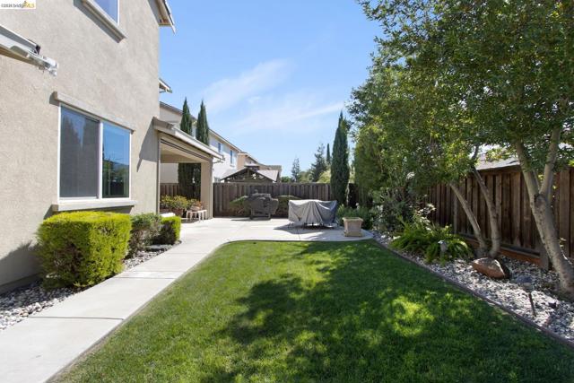 2469 Talaria Dr, Oakley CA: https://media.crmls.org/mediaz/08874ffa-e5e5-42b1-af1c-b1379614529a.jpg