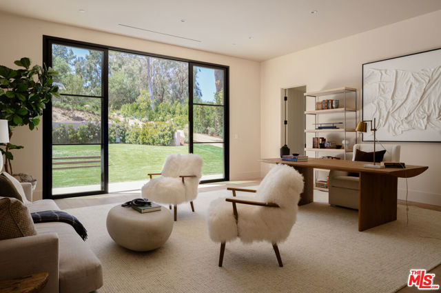 5287 Round Meadow Road, Hidden Hills CA: https://media.crmls.org/mediaz/08885984-6618-451f-b594-22cff6af7d29.jpg