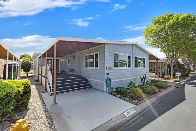 29360 Middleborough Way, Hayward CA: https://media.crmls.org/mediaz/088891f9-e9d0-4a7a-910c-1d817b6bceef.jpg