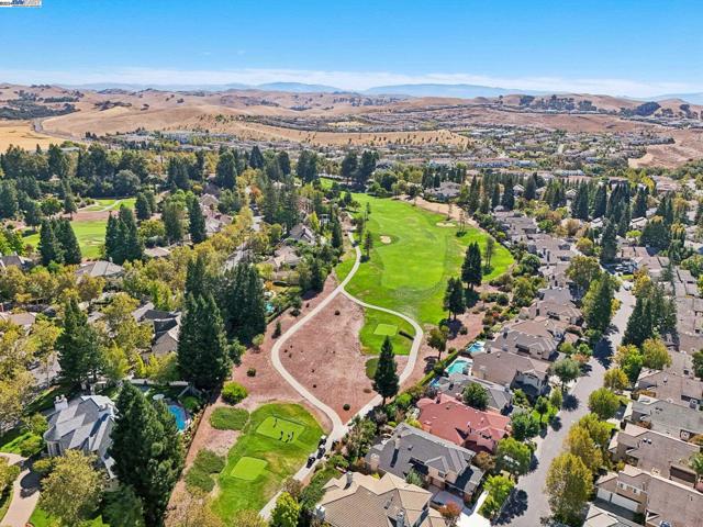 108 Kingswood Cir, Danville CA: https://media.crmls.org/mediaz/08890198-0850-4c95-9b14-0bbbf0e4d238.jpg