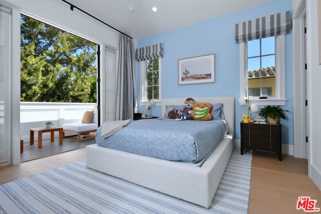 416 21st Place, Santa Monica CA: https://media.crmls.org/mediaz/088a33a7-8860-4f7f-bb5b-314eb482ebcd.jpg