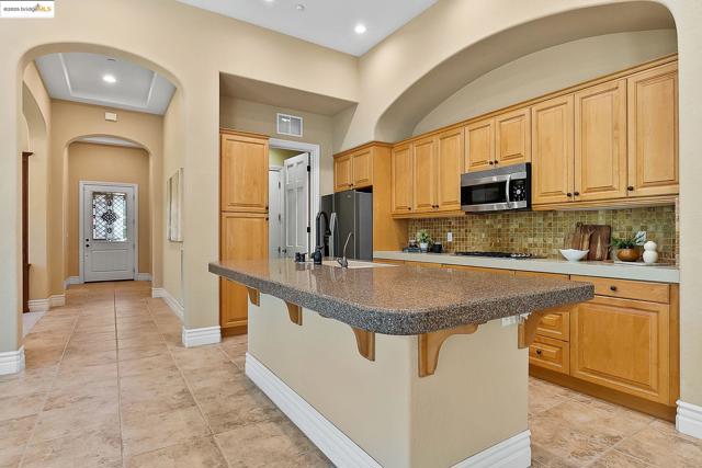 1101 Lafite Ct, Brentwood CA: https://media.crmls.org/mediaz/088acea7-a18c-458b-bebc-ba24cbfb730f.jpg