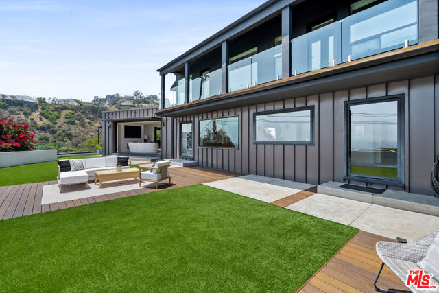 8021 Floral Avenue, Los Angeles CA: https://media.crmls.org/mediaz/088af4ef-8bd1-4529-957e-a23e85cee7fc.jpg