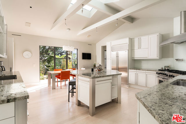 796 Hot Springs Road, Montecito CA: https://media.crmls.org/mediaz/088bde54-e16f-4aa1-8698-cf73fce6b103.jpg