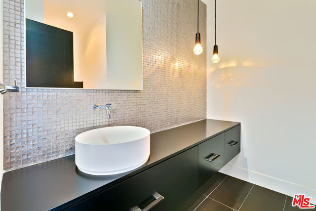 101 California Avenue, Santa Monica CA: https://media.crmls.org/mediaz/088cd871-0fd1-4a3f-922b-50a3206e3e37.jpg