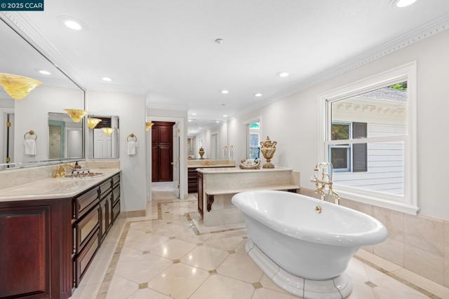 32 Kensington Ct, Alamo CA: https://media.crmls.org/mediaz/088cdfde-64e1-4201-aa63-b22d993ff223.jpg