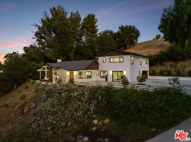 9425 Gierson Avenue, Chatsworth CA: https://media.crmls.org/mediaz/088d2a25-edf7-41ef-878b-8982c328feaf.jpg