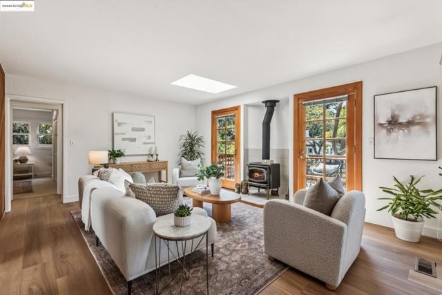 3176 Jordan Rd, Oakland CA: https://media.crmls.org/mediaz/088db0f4-f116-4b56-a549-f52ffd4b2aa0.jpg