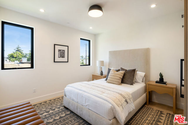 2115 Walnut Avenue, Venice CA: https://media.crmls.org/mediaz/088e73dd-1a4e-4e86-abbe-c6b378de8c6b.jpg