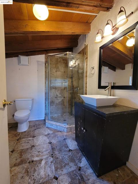 40 Hilldale Ct, Orinda CA: https://media.crmls.org/mediaz/088e8d92-4ffc-4889-8f57-f8204e683e72.jpg