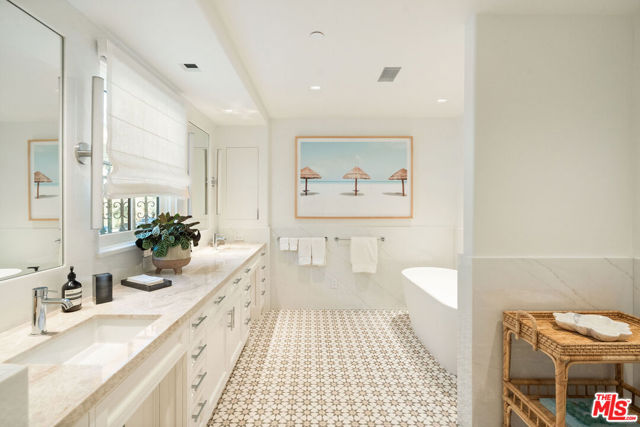 Image 40 of 72 For 705 Palisades Beach Road