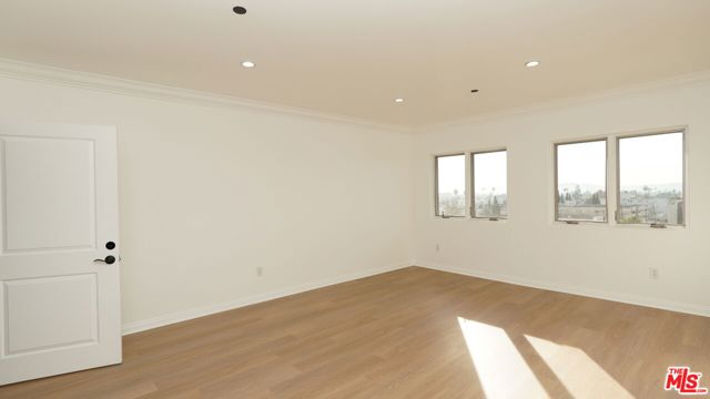 930 S Robertson Boulevard, Los Angeles CA: https://media.crmls.org/mediaz/088ed679-7638-4144-8ee1-cc665350cf2c.jpg