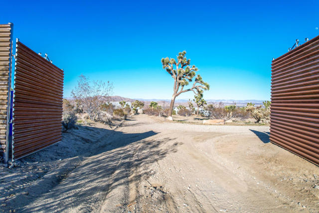59800 Onaga Trail, Joshua Tree CA: https://media.crmls.org/mediaz/088fce3c-48a0-4931-b3fe-355f7aa6d66b.jpg