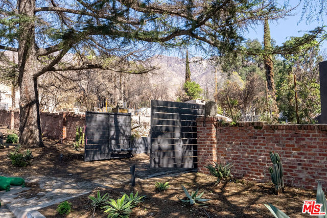 3000 Santa Rosa Avenue, Altadena CA: https://media.crmls.org/mediaz/0890f8d7-08aa-47b2-866b-3a66db9fe208.jpg