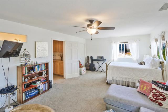 15549 Vista Vicente Dr, Ramona CA: https://media.crmls.org/mediaz/08921ce3-2d2f-46de-8ee3-40bb624b3222.jpg