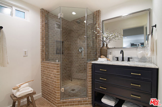 565 N Arden Boulevard, Los Angeles CA: https://media.crmls.org/mediaz/0893e6c5-51c0-434d-83e4-7907ffc328b2.jpg