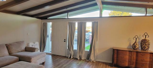 27781 Mandarin Ave, Hayward CA: https://media.crmls.org/mediaz/089422f7-3902-4c73-96fe-de0fb67d6e51.jpg