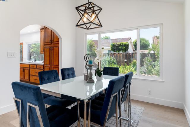 4406 Sugarland Ct, Concord CA: https://media.crmls.org/mediaz/08945b42-bfaa-41e3-98b9-5b3df32a9642.jpg