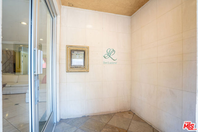 818 S Lucerne Boulevard, Los Angeles CA: https://media.crmls.org/mediaz/0894df74-f3b9-49e6-acff-e4fc9cf8cc88.jpg