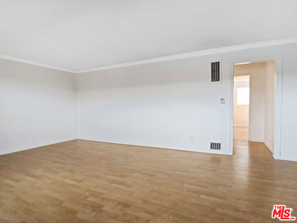 https://media.crmls.org/mediaz/0894fede-b5b5-43bd-b42c-54f3bee98d4e.jpg?preset=X-Large