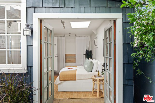 919 Venezia Avenue, Venice CA: https://media.crmls.org/mediaz/0895a7e4-5042-4ad3-bfea-f09ea36dbb44.jpg