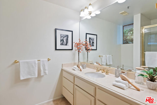 2131 Century Park Lane, Los Angeles CA: https://media.crmls.org/mediaz/08963939-829f-47b5-a3f3-a39ed13ec615.jpg