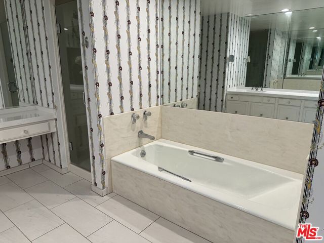 10790 Wilshire Boulevard, Los Angeles CA: https://media.crmls.org/mediaz/08967cba-53c4-4924-982d-de032f9760e5.jpg