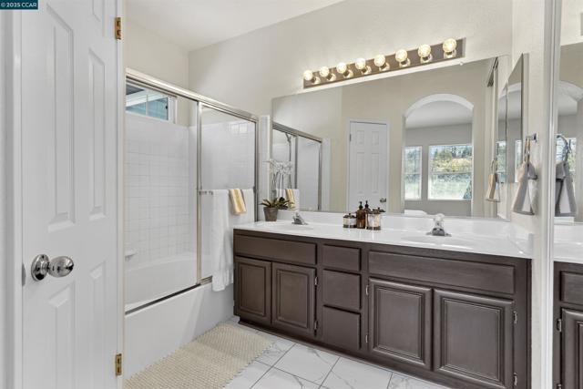 4605 Keller Ridge Dr, Clayton CA: https://media.crmls.org/mediaz/08968d54-178f-4fa2-aa6c-85ff1885f648.jpg