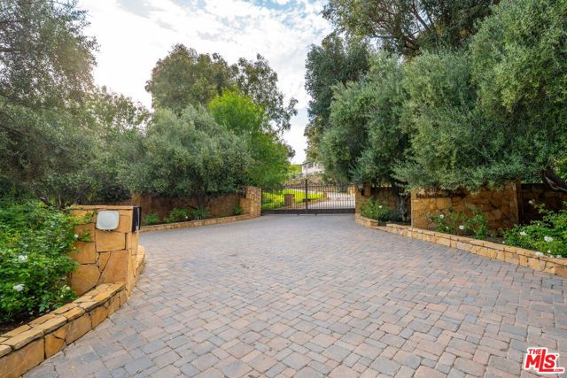 26767 Mulholland Highway, Calabasas CA: https://media.crmls.org/mediaz/0896f3d6-63ce-4a18-80d5-fb4f424476e1.jpg