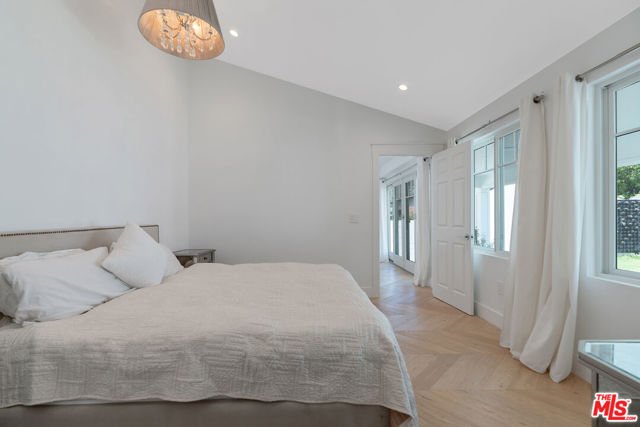 1152 S Windsor Boulevard, Los Angeles CA: https://media.crmls.org/mediaz/08985635-f2bf-4504-8bb3-af47c0e1c988.jpg