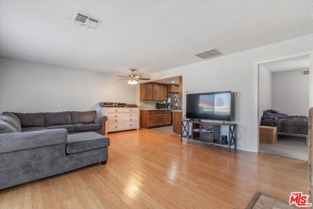 2104 El Domingo Circle, Lancaster CA: https://media.crmls.org/mediaz/08989582-6d86-4348-b17d-b896e5c914f1.jpg