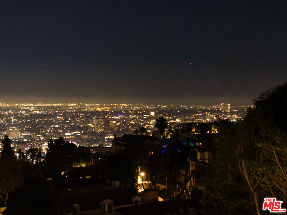 https://media.crmls.org/mediaz/08989916-bbcc-4ba8-9126-a85c4467f1b0.jpg?preset=X-Large