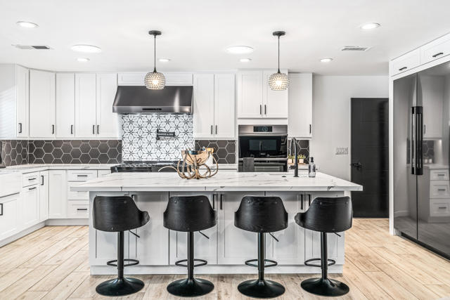 43170 Warner Trail, Palm Desert CA: https://media.crmls.org/mediaz/0898a5c7-5067-46ed-8f1f-f1d8d506600a.jpg