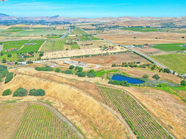 5625 Greenville Rd, Livermore CA: https://media.crmls.org/mediaz/089912fc-15af-4cb2-ad49-b1ab2f362e15.jpg