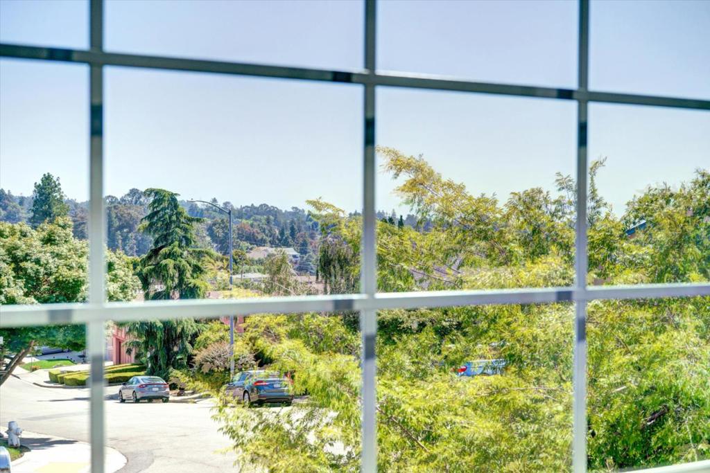 https://media.crmls.org/mediaz/08993a07-19f0-4282-bb03-5a7b49ba0b9e.jpg?preset=X-Large