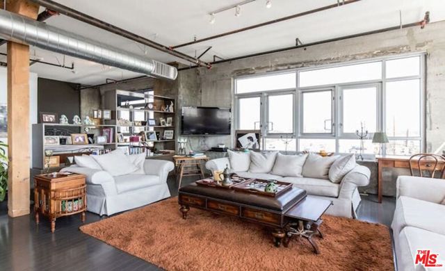 530 S Hewitt Street, Los Angeles CA: https://media.crmls.org/mediaz/089a582c-7261-4fa4-95e5-553d085d7e7a.jpg