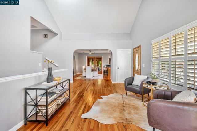300 Saint Augustine Ct, Benicia CA: https://media.crmls.org/mediaz/089b12a6-a595-4ed5-8be0-69d5dfe121c1.jpg