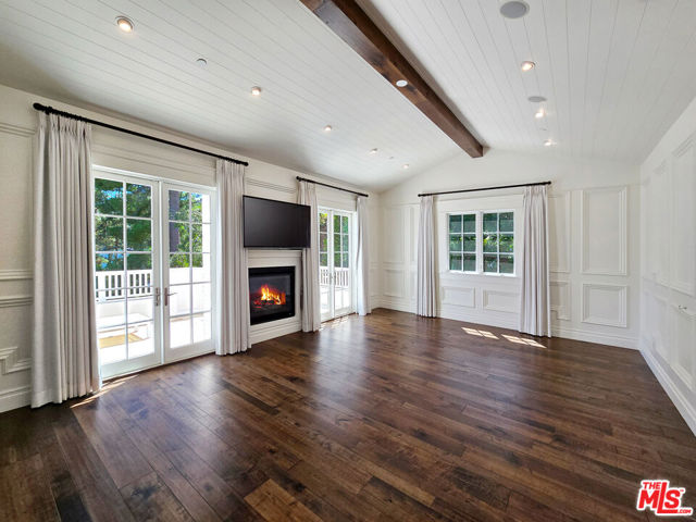3815 Valley Meadow Road, Encino CA: https://media.crmls.org/mediaz/089b2be4-4b39-43c3-bde7-3c6be29e19dd.jpg