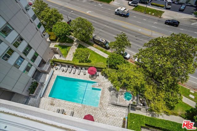 865 Comstock Avenue, Los Angeles CA: https://media.crmls.org/mediaz/089b3f49-9192-48b1-8a7e-799402cc8bc2.jpg