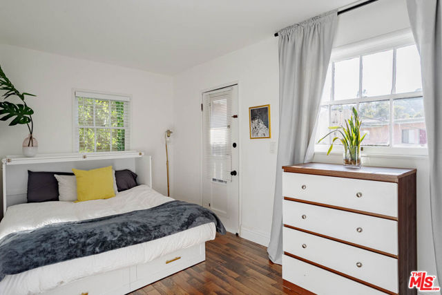 2251 N Cahuenga Boulevard, Los Angeles CA: https://media.crmls.org/mediaz/089c0700-fe38-48f7-8022-aa30adf76c5d.jpg