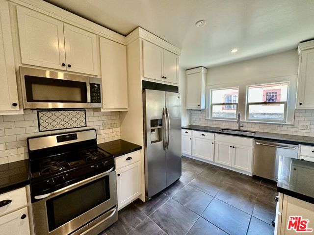 2941 9th Avenue, Los Angeles CA: https://media.crmls.org/mediaz/089c4994-38d5-4d2b-82f8-fa39b79351c4.jpg