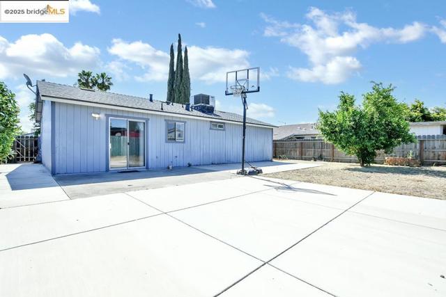 16059 Bizzibe St, Lathrop CA: https://media.crmls.org/mediaz/089cc8ad-ba56-44d8-b143-af308fe67200.jpg