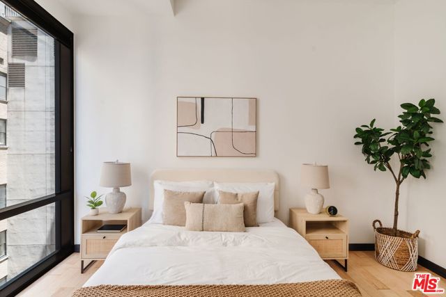 655 S Hope Street, Los Angeles CA: https://media.crmls.org/mediaz/089d4bdf-4a1e-4fa9-b4e5-3081de3019cb.jpg