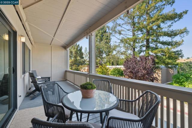 1150 Canyonwood Court, Walnut Creek CA: https://media.crmls.org/mediaz/089d5eee-691f-4989-91cb-52ccb3b3b383.jpg