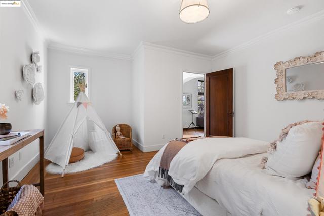 1048 Annerley Rd, Oakland CA: https://media.crmls.org/mediaz/089e1613-8002-44df-bc51-b0d8c37a8ff5.jpg