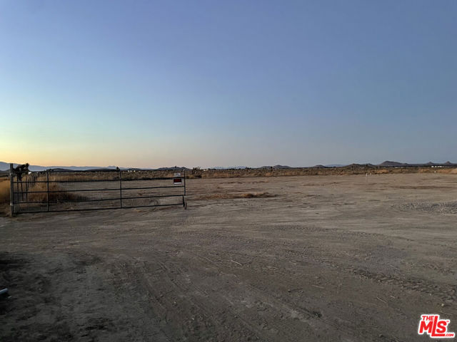 8144 Jefferson Street, Mojave CA: https://media.crmls.org/mediaz/089f5d30-013f-449b-a40a-302312ab810e.jpg